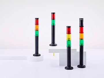 Quatre colonnes de signalisation compactes sur de petites plates-formes
